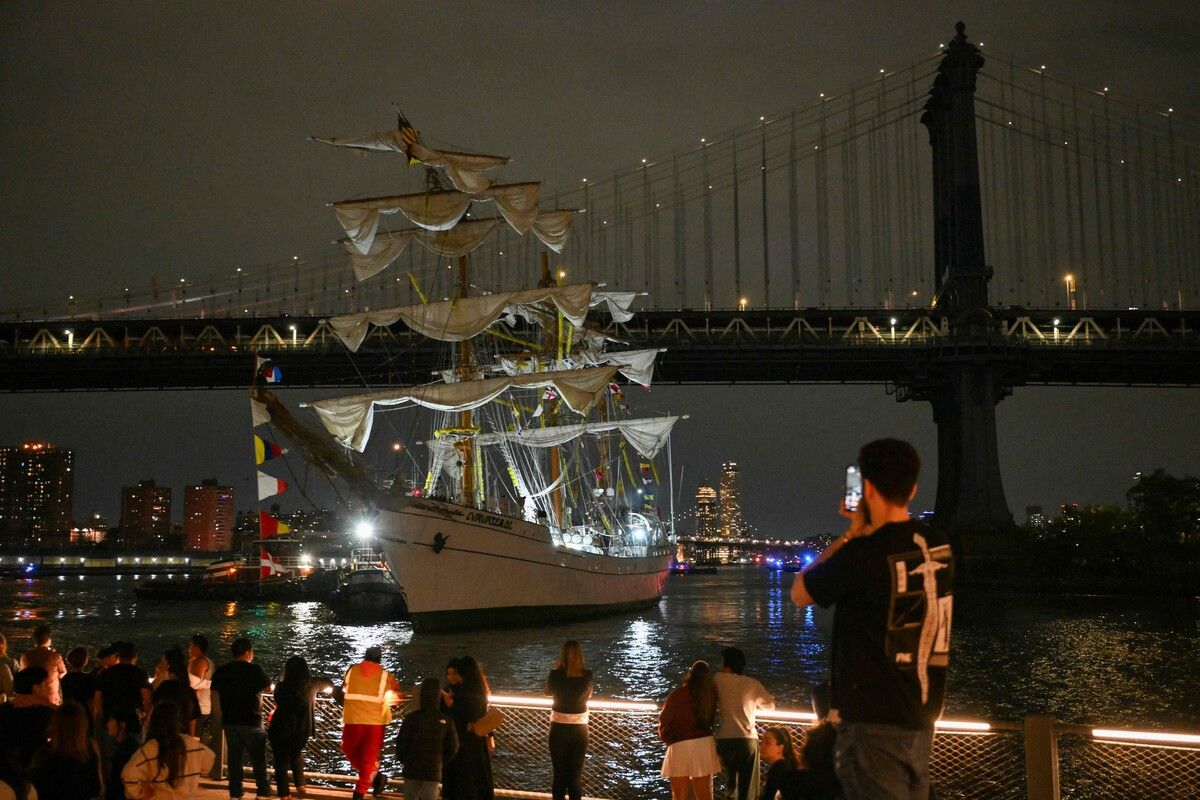 Die Segelmasten der „Cuauhtemoc“ kollidierten mit der Brücke.⇒afp