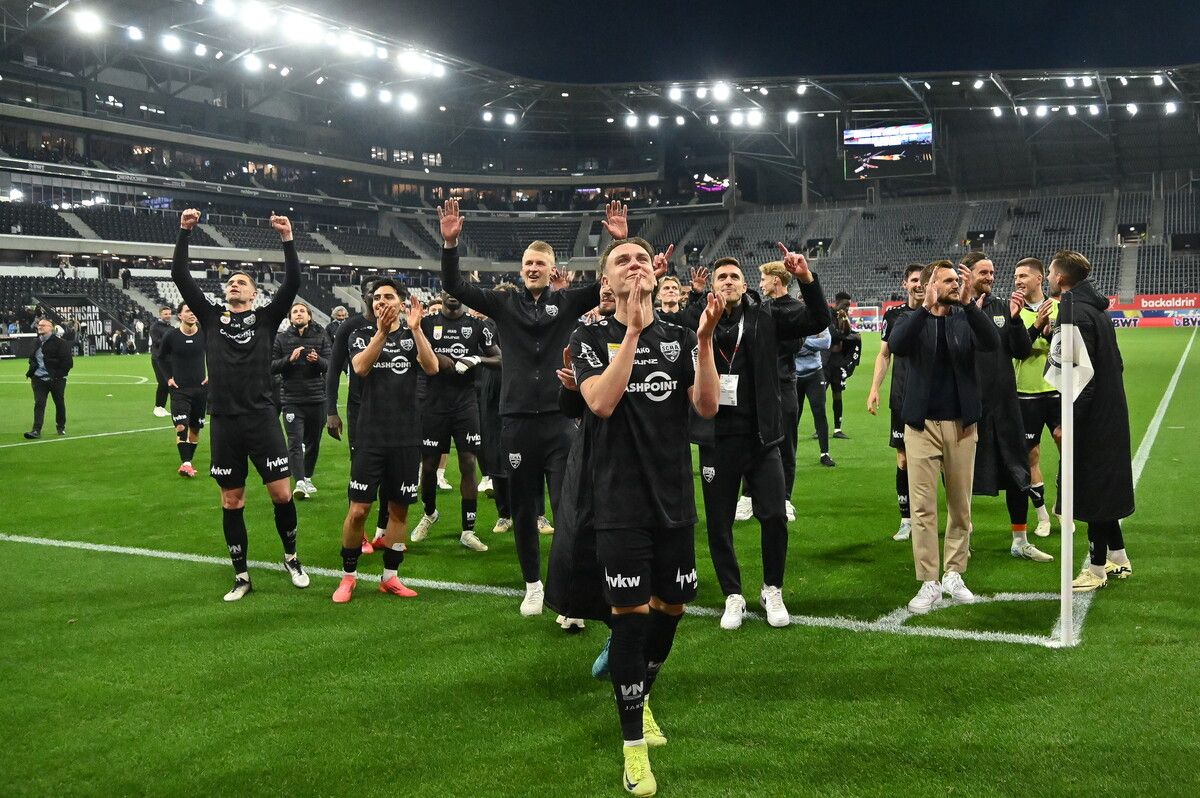 Die Spieler feierten minutenlang den Klassenerhalt vor der Fantribüne, wo die mitgereisten Anhänger die Nacht zum Tage machten.⇒gepa
