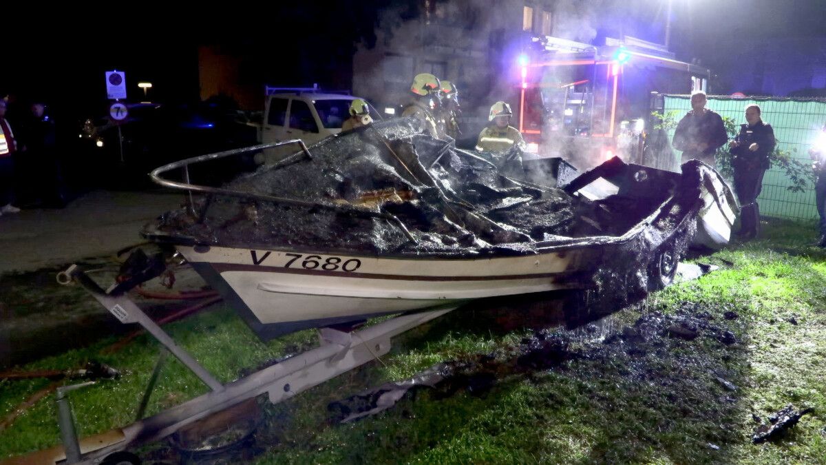 Die Täter zündeten die Abdeckung eines Motorboots an. Das Nachbarboot wurde ebenfalls beschädigt. ⇒Shourot