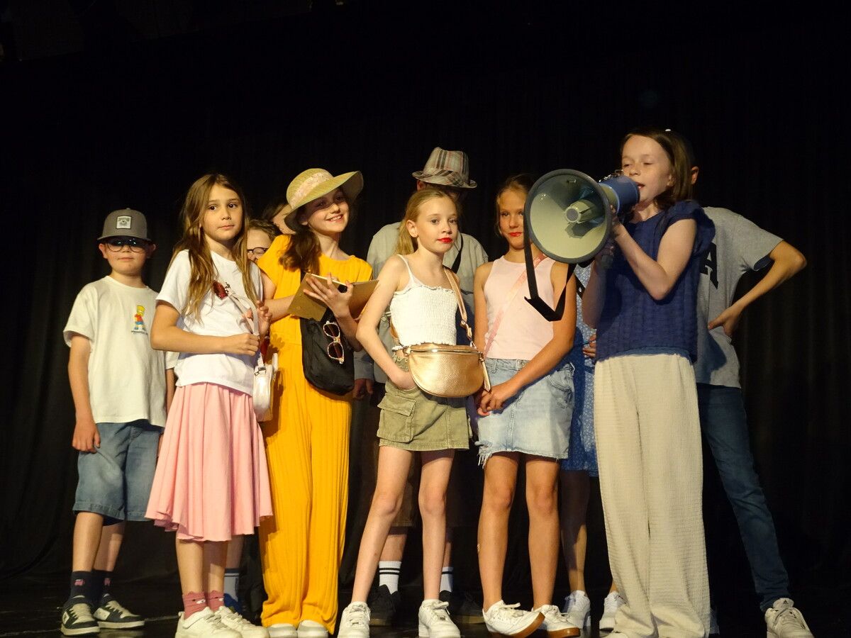 Die TiK Kids begeisterten am Wochenende mit ihrem neuen Stück „Besuchen Sie Europa“ vor zweimal ausverkauftem Haus.⇒CTH (5)