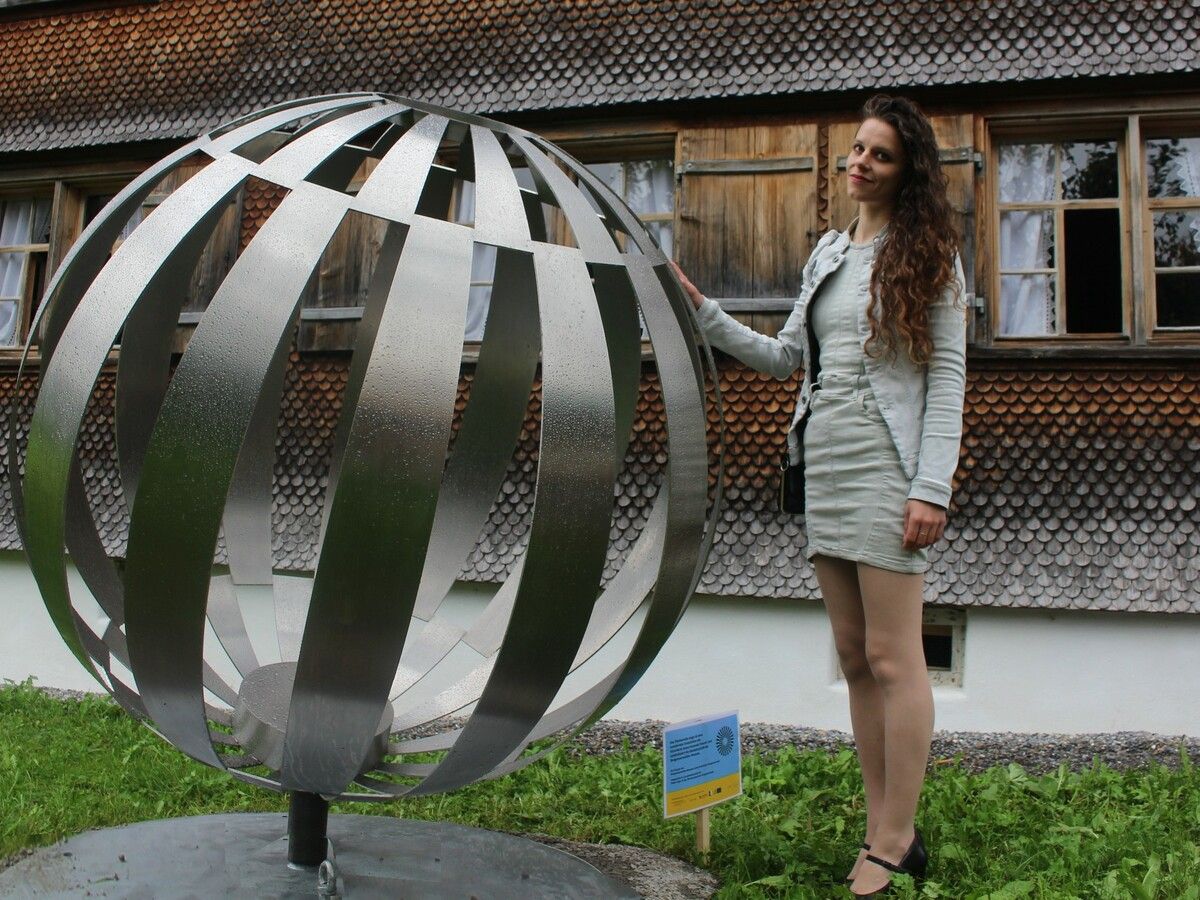 Die von Anna-Amanda Steurer entworfene, 1,50 Meter hohe Skulptur zieht weiter und wird künftig bei allen Museen Station machen. ⇒stp