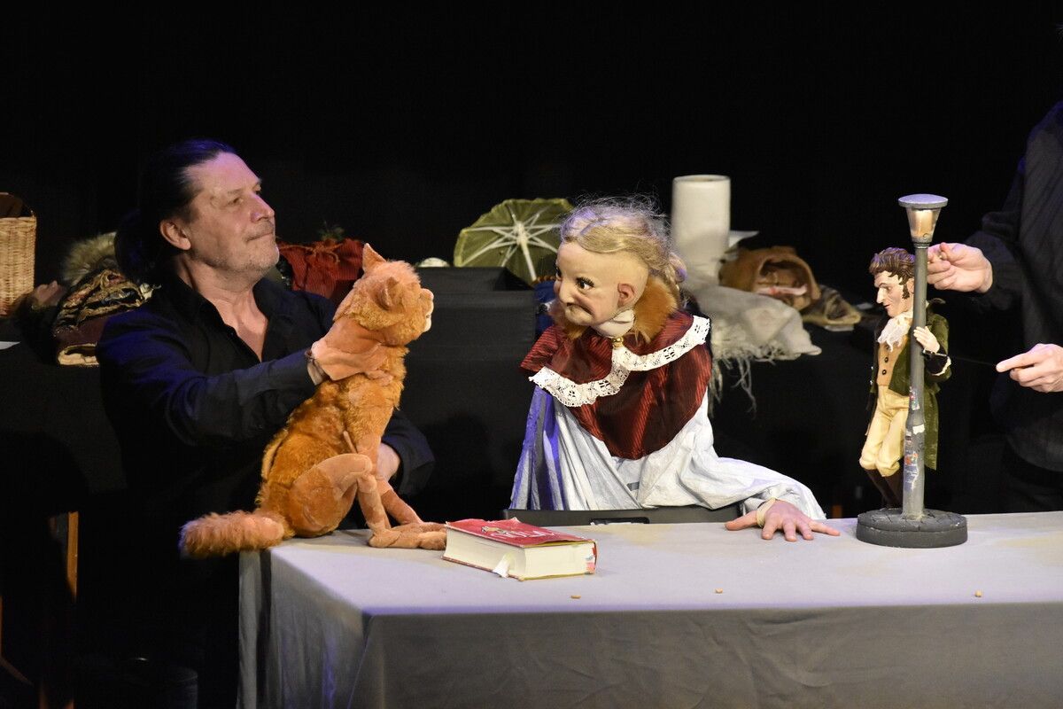 Die Welturaufführung des Puppentheaterstücks „Matou“ war ein Abend voller poetischer Kraft und erzählerischer Raffinesse. ⇒kurt böckle/homunculus