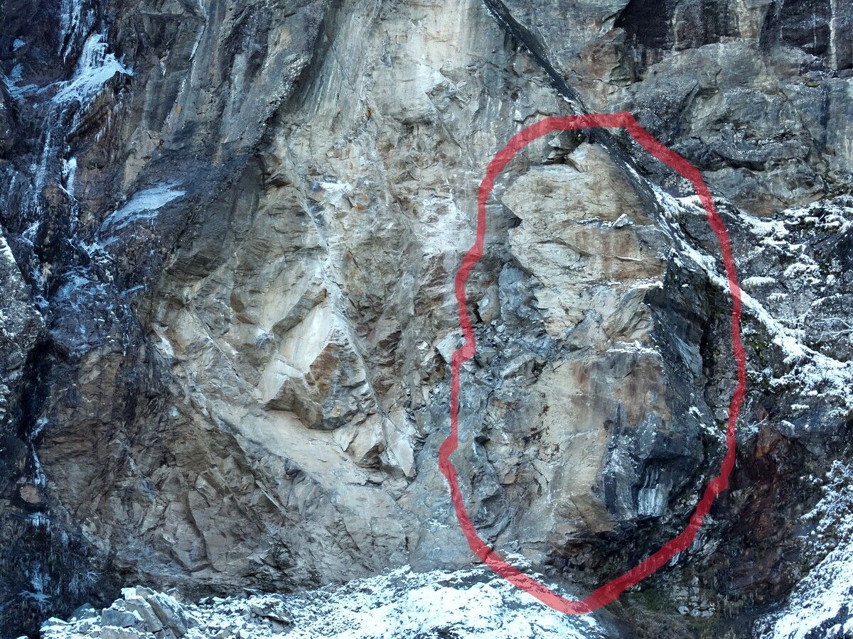 Dieser markierte Bereich könnte jeden Moment abstürzen – oder erst in zehn Jahren. Das weiß man nicht. ⇒⇒Gemeinde Silbertal