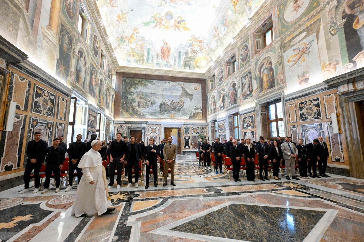 Dieses Foto, das von Vatican Media veröffentlicht wurde, zeigt Papst Leo XIV. bei einem Treffen mit den Managern und Spielern der Fußballmannschaft von Napoli im Vatikan. AFP (5)