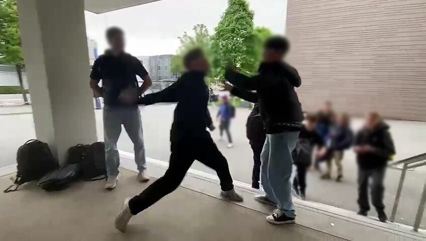 Direkt vor dem Eingang der Schule eskalierte die Gewalt. ⇒Video