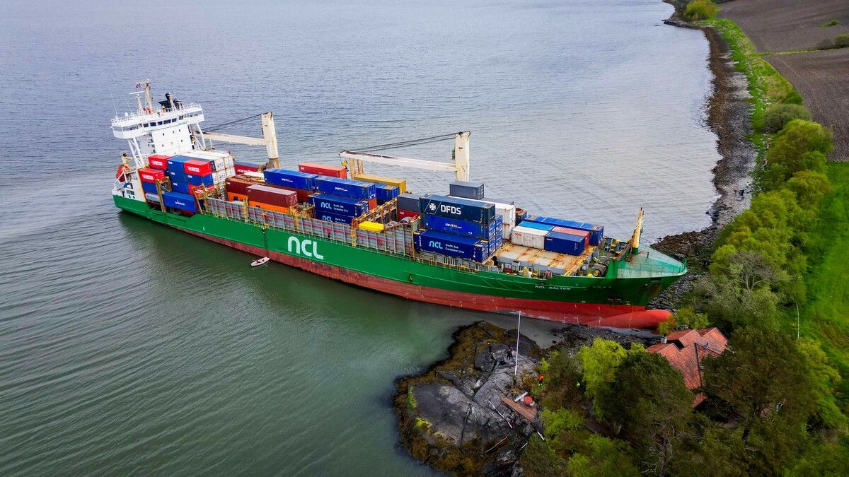 Ein 135 Meter langes Containerschiff ist vor der Küste im Trondheimsfjord bei Byneset, Norwegen, auf Grund gelaufen. Das Schiff verfehlte nur knapp ein Wohnhaus.