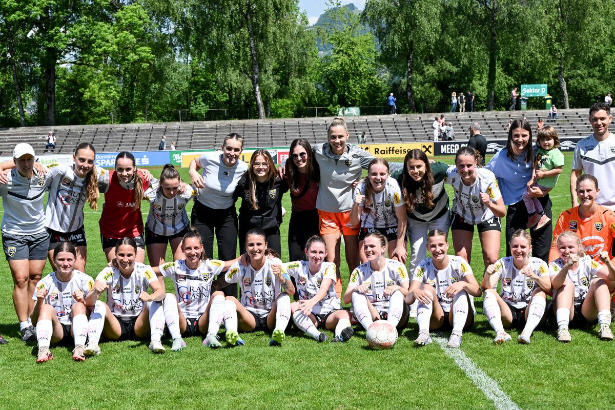 Ein Bild für die Geschichtsbücher. Altachs Frauen beenden die Saison 2024/25 mit einem Derbysieg in Dornbirn.⇒Serra