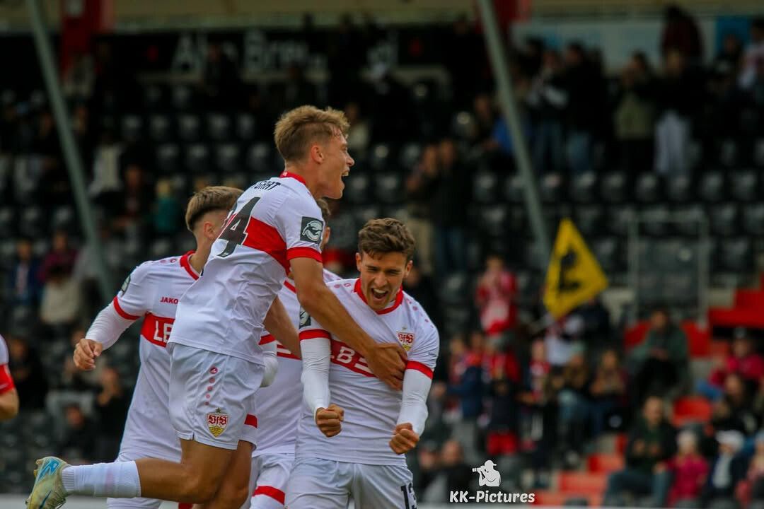 Ein jubelnder Christopher Olivier feiert seinen Torerfolg im VfB-Dress.⇒VfB