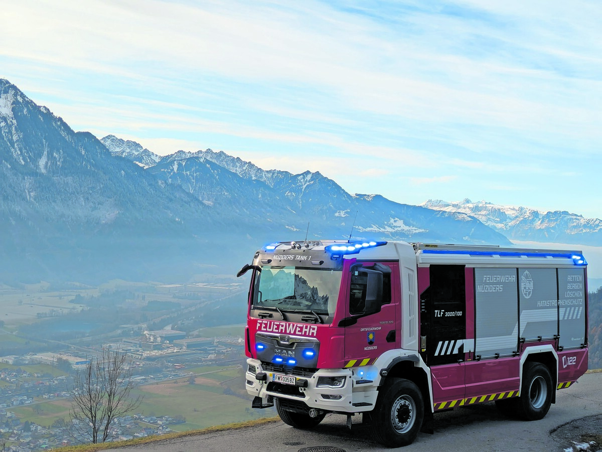 Ein neues Löschfahrzeug wird in Nüziders gesegnet. ⇒feuerwehr nüziders