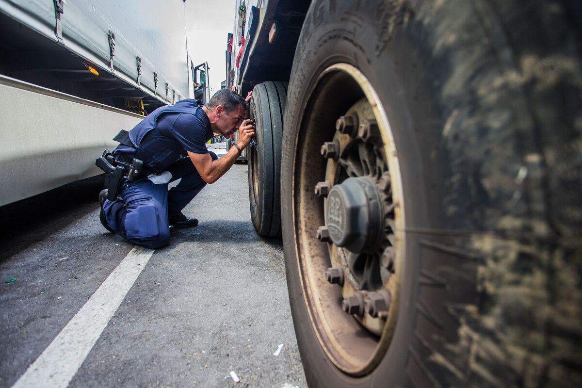 Ein polnischer Lkw wies an drei Rädern kein Reifenprofil mehr auf. ⇒symbol/vn/steurer (2)