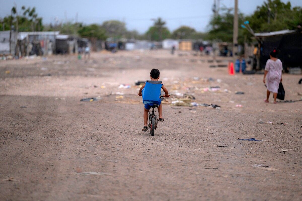 Ein venezolanisches Kind im Lager La Pista in Maicao, Kolumbien. Tausende Indigene und Migranten hungern nach US-Hilfskürzungen. 