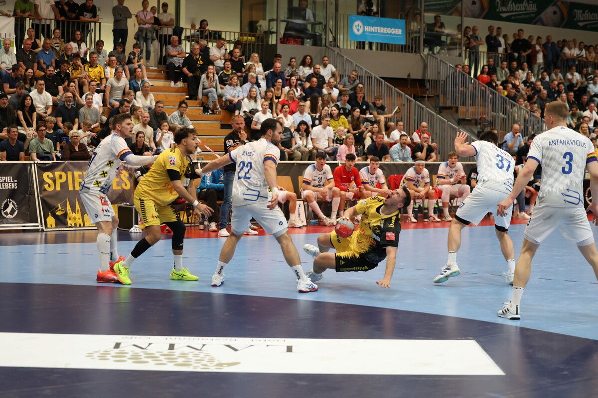 Eine Aktion mit fatalen Folgen: Ivan Horvat (Zweiter v. r.) streckt Bregenz-Goalgetter Markus Mahr nieder. Der ÖHB-Teamspieler erleidet dabei einen mehrfachen Nasenbeinbruch.⇒kempter7.com