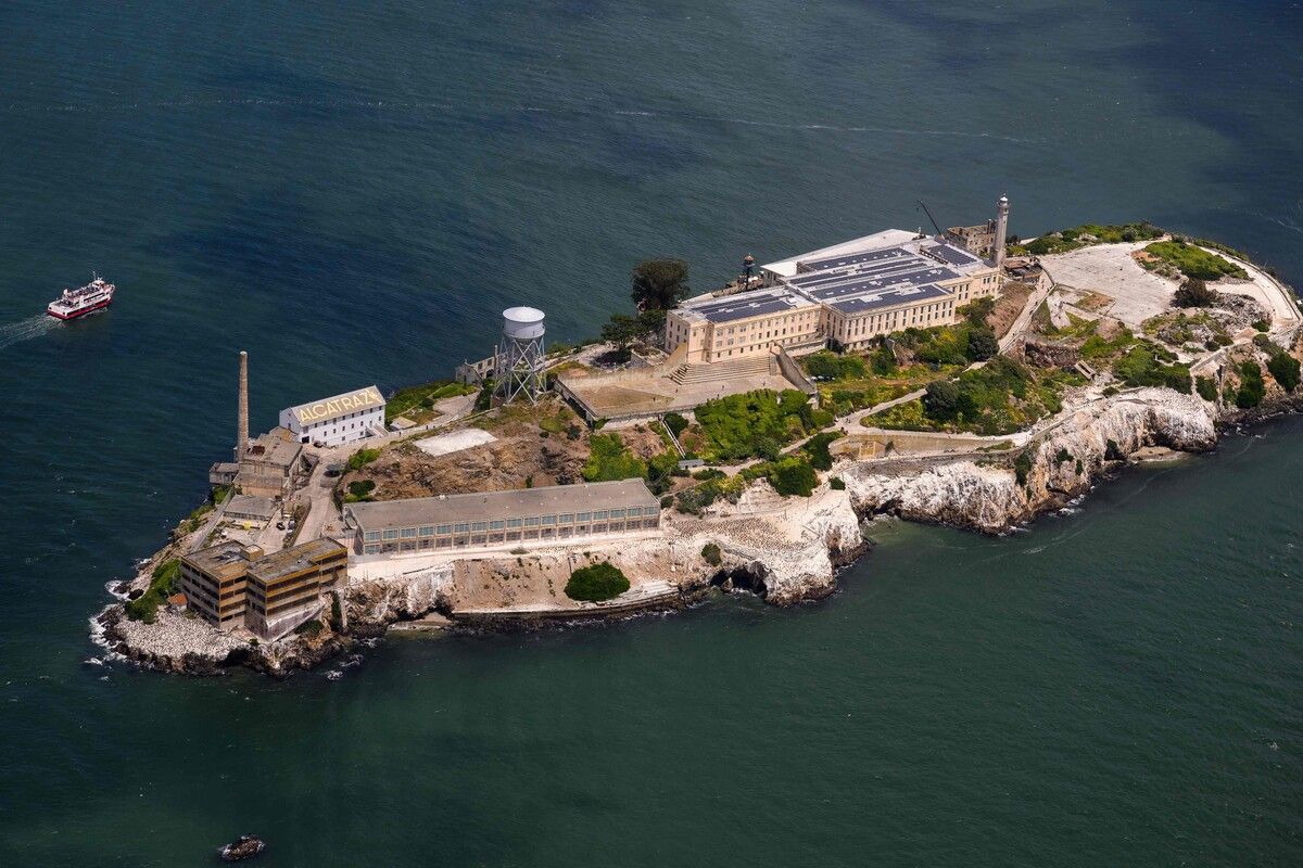 Eine Luftaufnahme zeigt die Insel Alcatraz in San Francisco. Das berüchtigte Gefängnis, das vor sechs Jahrzehnten geschlossen wurde, soll laut Trump wiedereröffnet werden.⇒afp