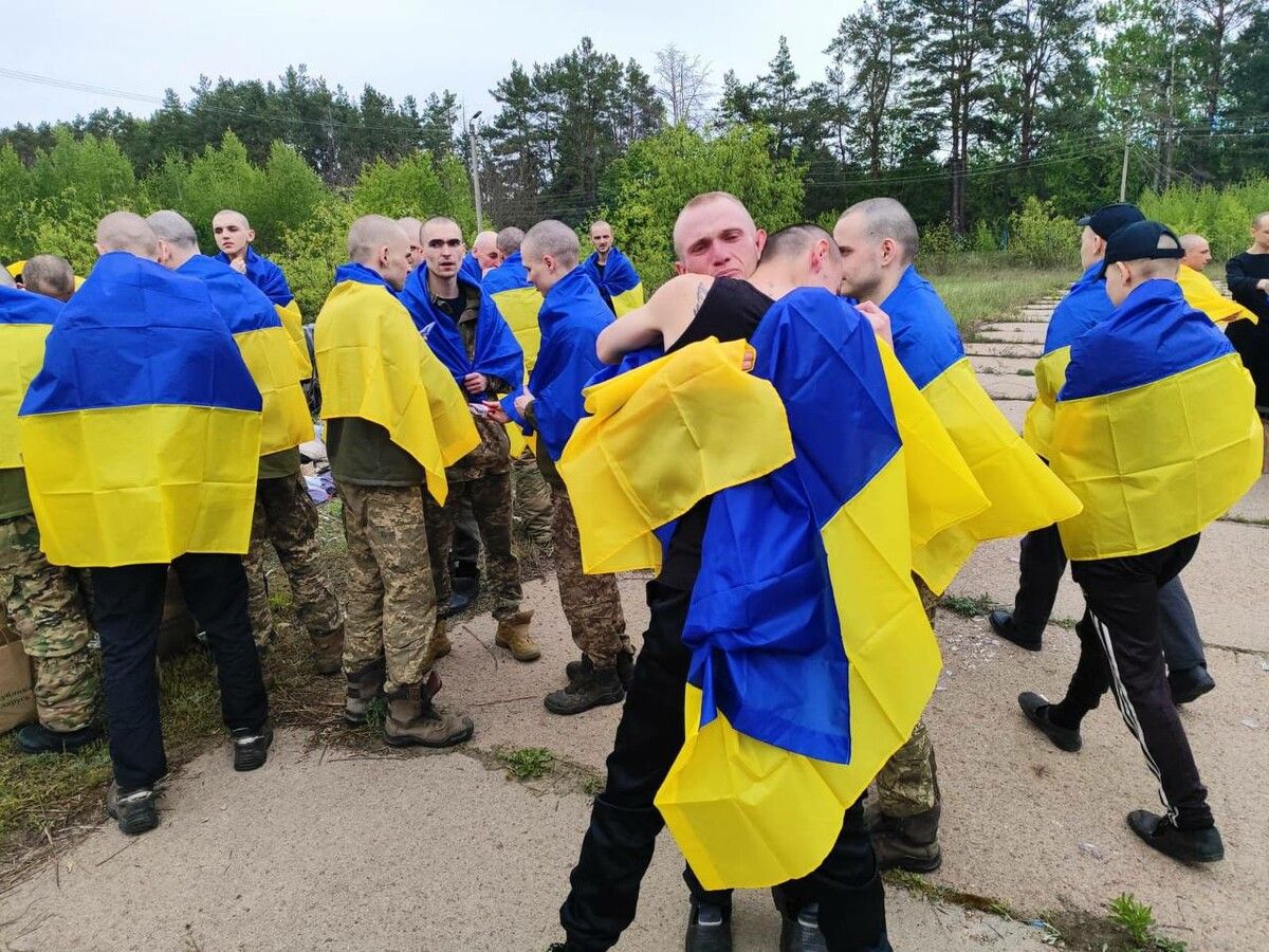 Einige der 205 freigelassenen Ukrainer nach dem Gefangenenaustausch.⇒afp