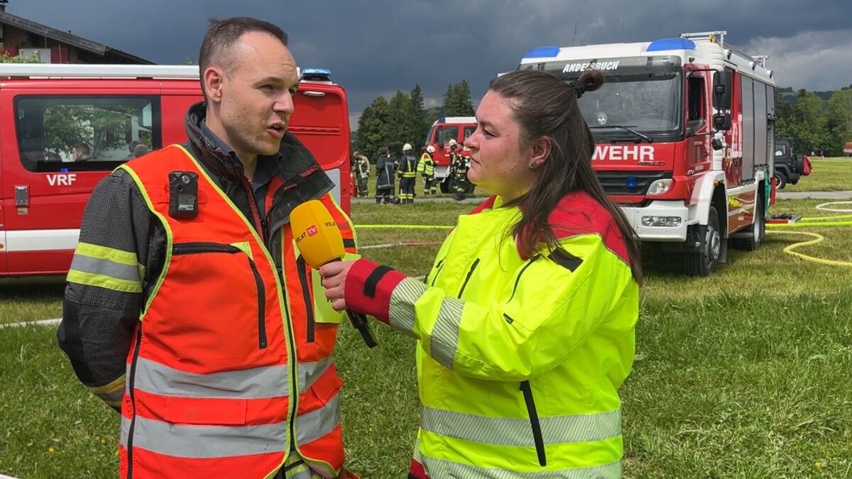 Einsatzleiter Michael Berchtold erklärt, dass Wasser herangeführt werden musste.
