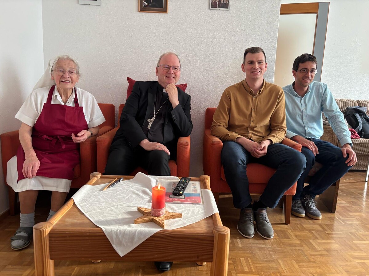 Erlebten das „Habemus Papam“ gemeinsam im Marianum in Bregenz mit (v.l.): Sr. Hildegard, Bischof Benno Elbs, Thomas Erlacher (Referent im Bischofshaus) und Daniel Raum (Erzieher im Marianum). ⇒handout