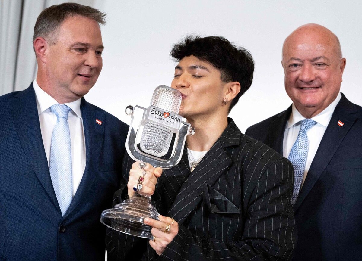 „Eurovision Song Contest“-Sieger Johannes Pietsch alias JJ präsentierte nach seiner Rückkehr seine Trophäe Bundeskanzler Christian Stocker und Vizekanzler Andreas Babler im Bundeskanzleramt in Wien. AFP (5)