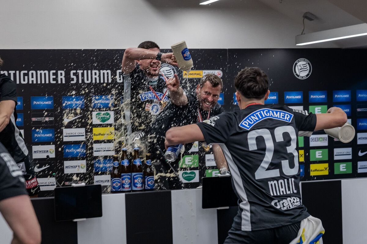 Ex-Altach-Spieler Emir Karic übernahm „Verantwortung“ und vollzog die Bierdusche bei Coach Säumel.⇒