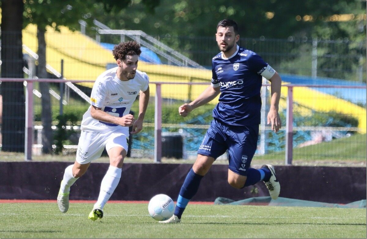 Fabio Feldkircher (r.) hält seit über zehn Jahren seine Knochen für den SV Lochau hin. ⇒Thomasknobel