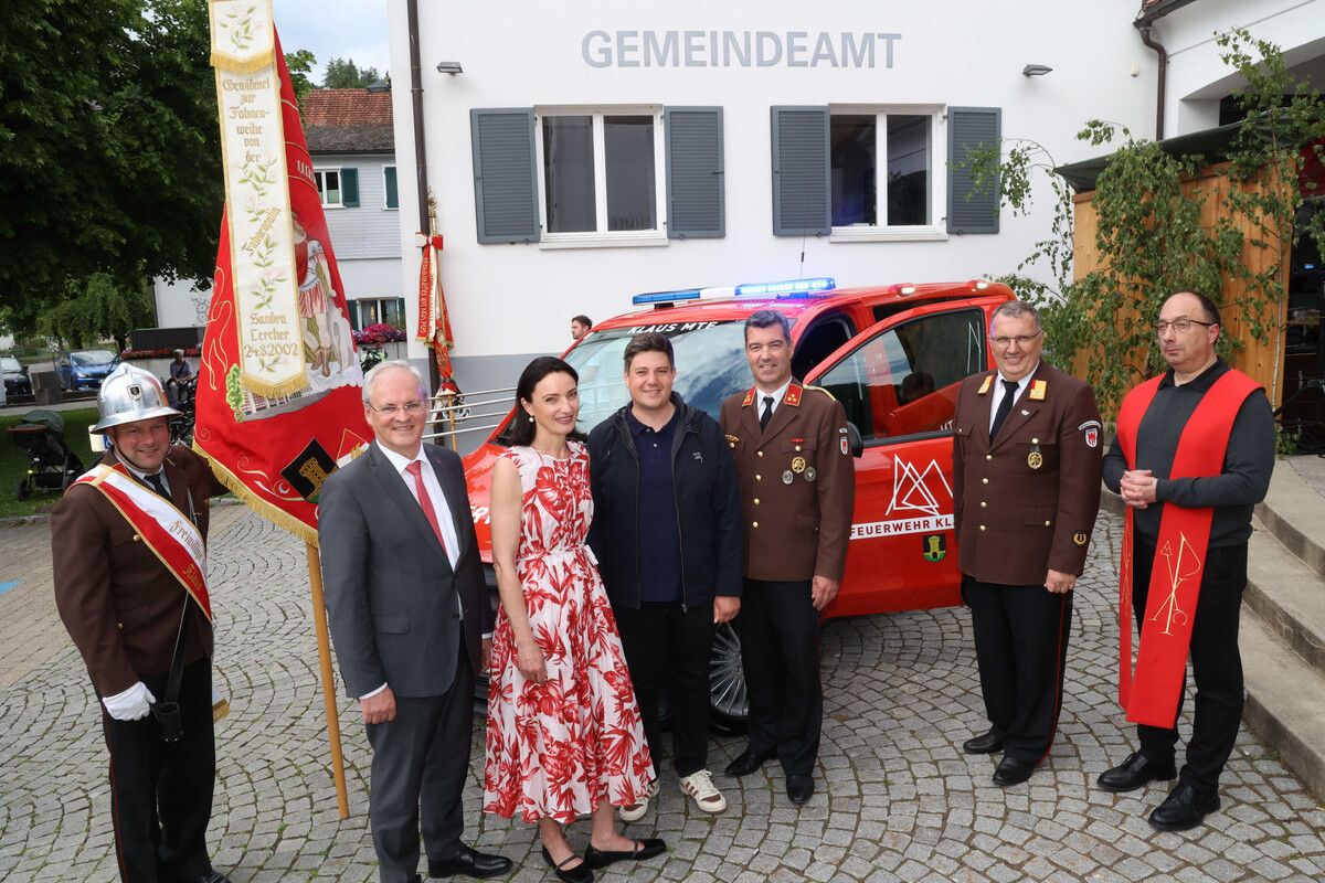 Fähnrich Lukas Nachbaur, LT-Präs. Harald Sonderegger, Fahnenpatin Sandra Ender Lercher, Bgm. Simon Morscher, Kdt. Christian Längle, BFI Woflgang Huber und Pfarrer Pio Reinprecht.⇒AME