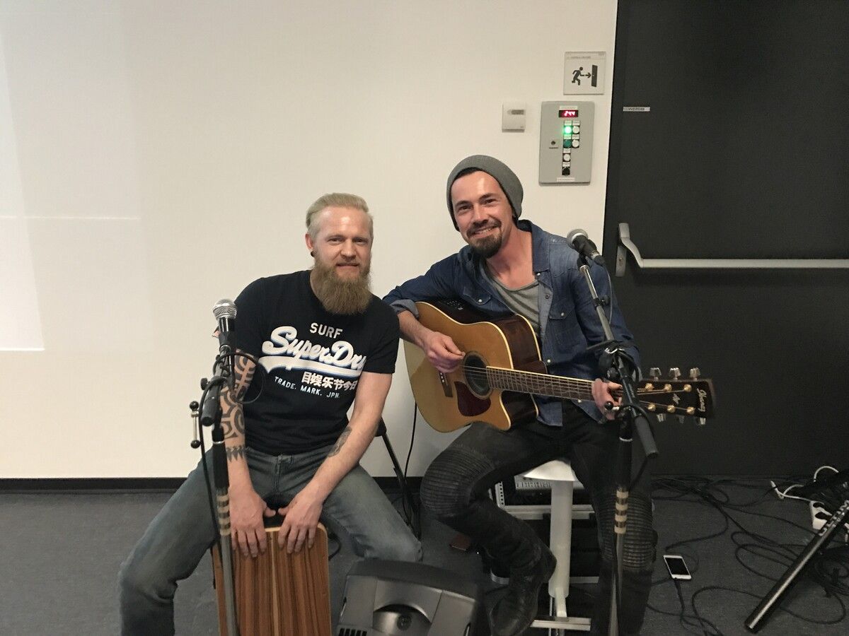 Falke & Eule nehmen die Besucher mit auf eine Reise von Neil Young bis Linkin Park.