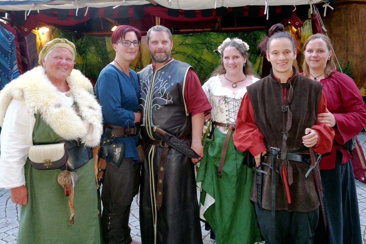 Familie Summer besuchte im korrekten Styling den Mittelaltermarkt.