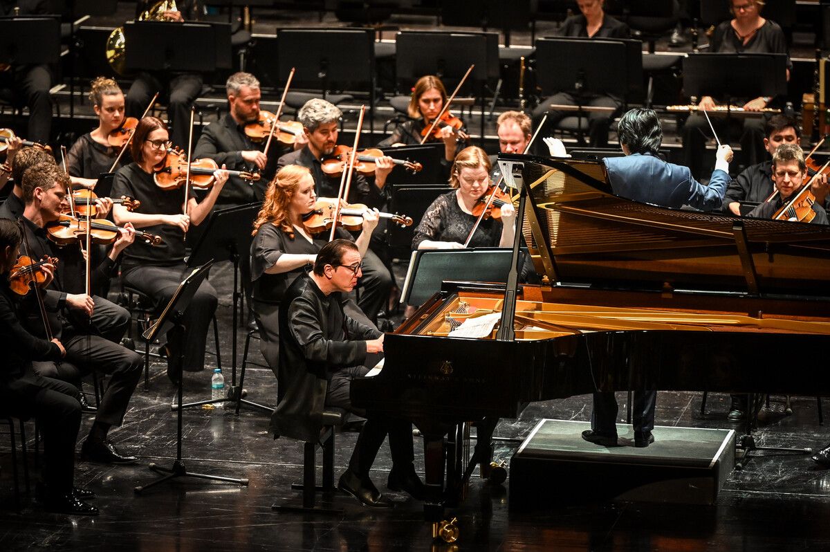 Fazıl Say riss mit Ravels Klavierkonzert und seinen zwei Zugaben das Publikum zu Standing Ovations hin.⇒udo mittelberger