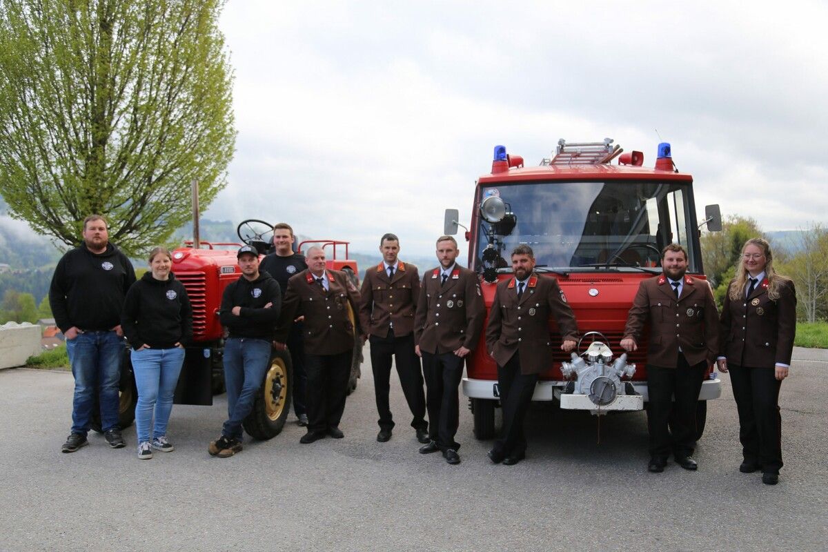 Feuerwehr und Oldtimerclub Buch bündeln für das Zeltfest ihre Kräfte. ⇒Feuerwehr Buch