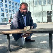 Symbolischer Akt mit dem Akkuschrauber