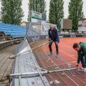 Austria-Edelfan Albert Lingg als Aufräumer nach Verwüstungen. »C2