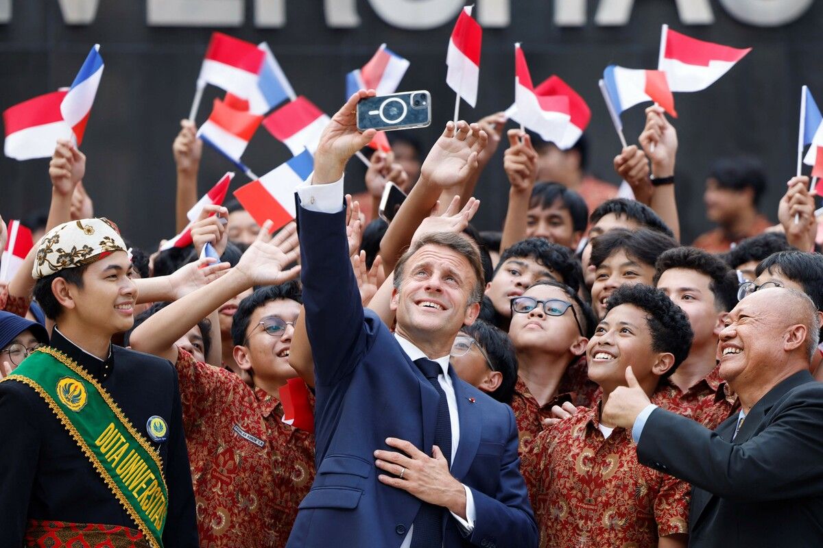 Frankreichs Präsident Emmanuel Macron posiert für Fotos mit Studenten während seines Besuchs an der Nationalen Universität in Jakarta. AFP (5)