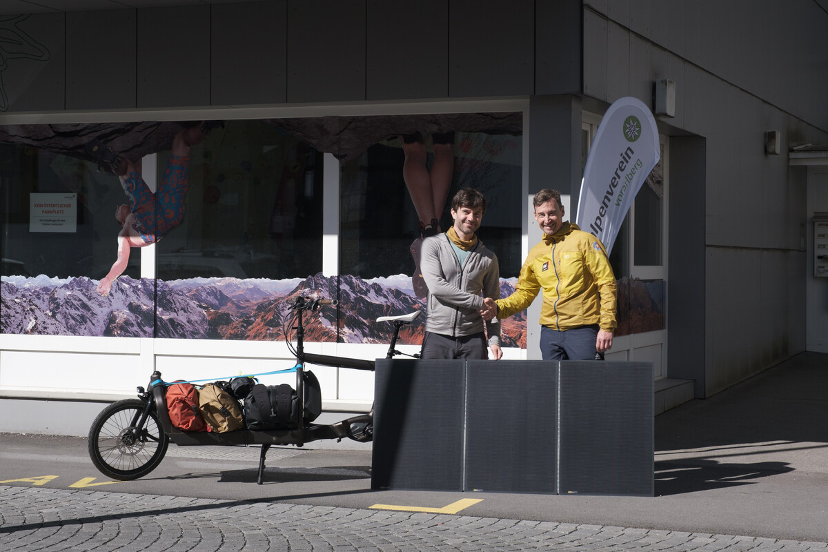 Fridolin Schuster mit Michael Mathis (Geschäftsführer Alpenverein Vorarlberg).⇒OEAV