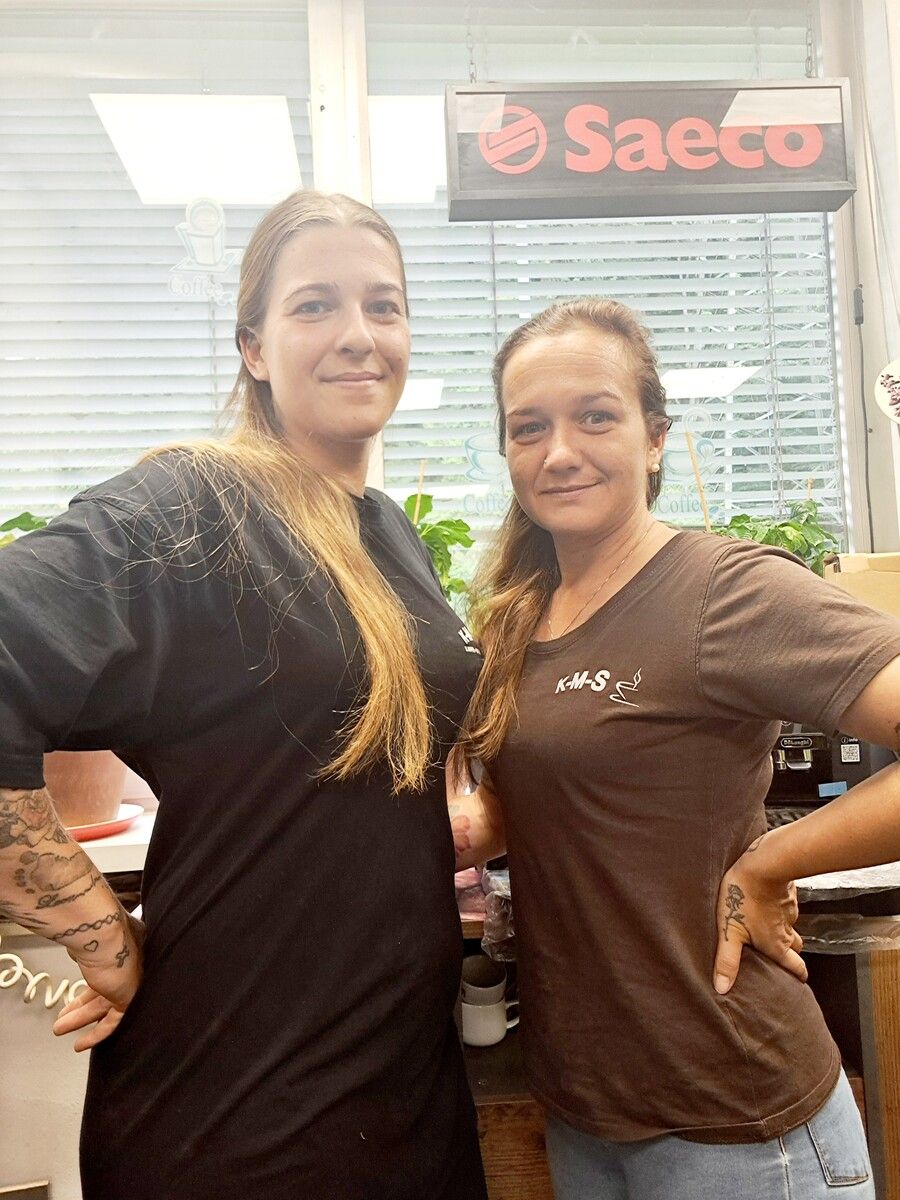 Gabriela Spielhofer und ihre Schwester Angela im KMS Kaffee-Maschinen-Service in Schwarzach.⇒