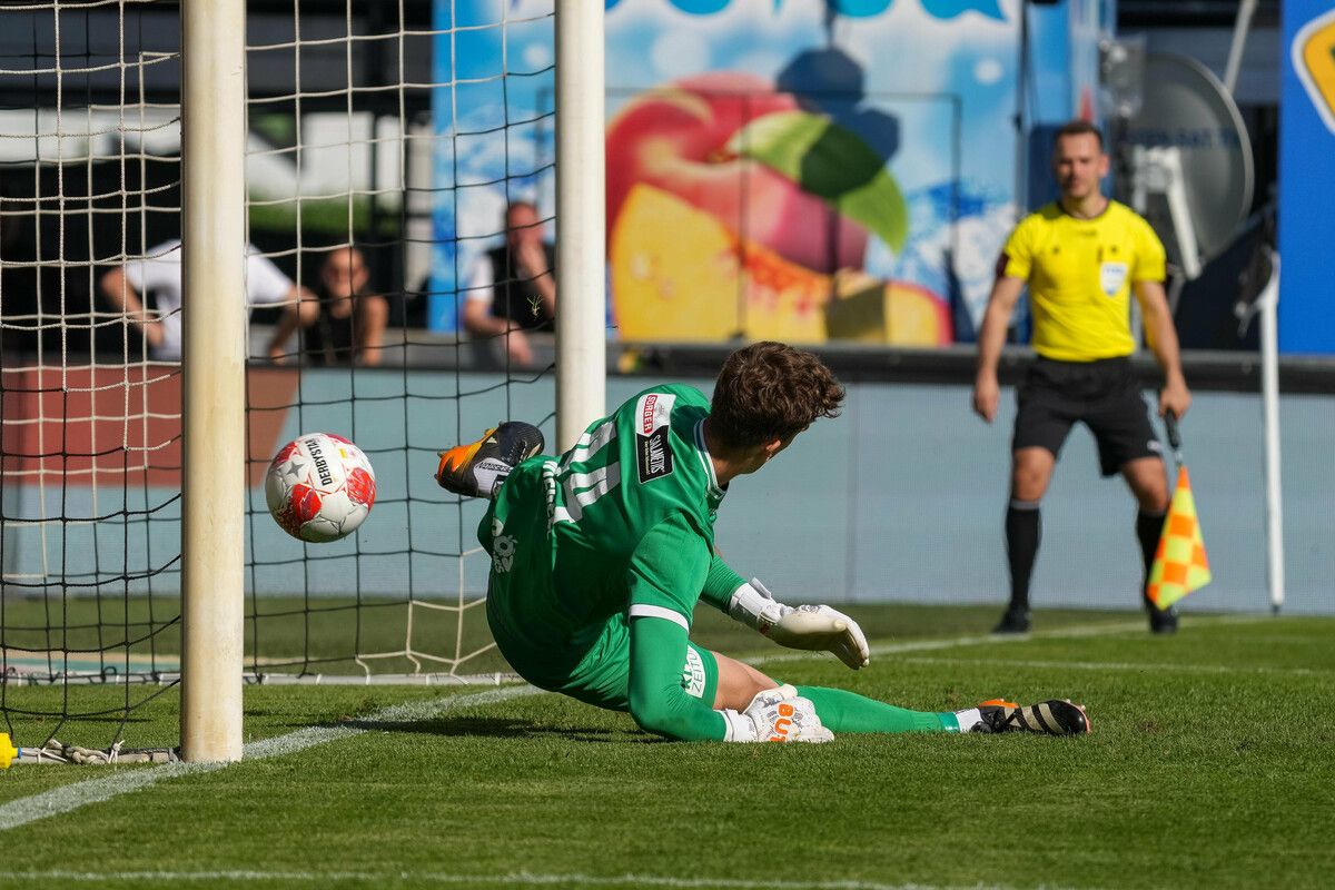 GAK-Riese Florian Wiegele muss den Elfmeterball, geschossen von Mike Bähre, zur Führung für Altach passieren lassen.⇒gepa