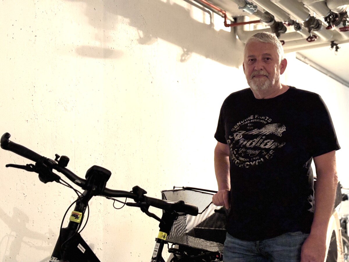 Günther Neubacher mit einem der beiden Fahrräder. Normalerweise sind sie sicher im Fahrradkeller versperrt. ⇒VN/Rauch (3)