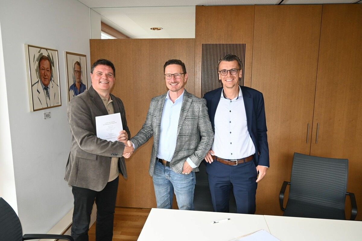Haben den Vertrag unterzeichnet: Schwarzacher Bürgermeister Thomas Schierle, Bernhard Weilharter (geschäftsführender Gesellschafter der Firma solenso) und Gemeinderat und Obmann des Finanz- und Wirtschaftsausschusses, Christian Breuß.⇒ Gemeinde