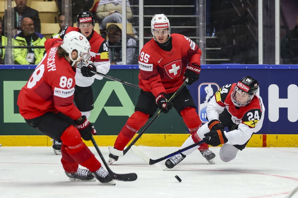HERNING,DENMARK,22.MAY.25 - ICE HOCKEY - IIHF Ice Hockey World Championship 2025, quarterfinal, Switzerland vs Austria. Image shows Christoph Bertschy (SUI), Tyler Moy (SUI) and Benjamin Baumgartner (AUT). Photo: GEPA pictures/ Matic Klansek