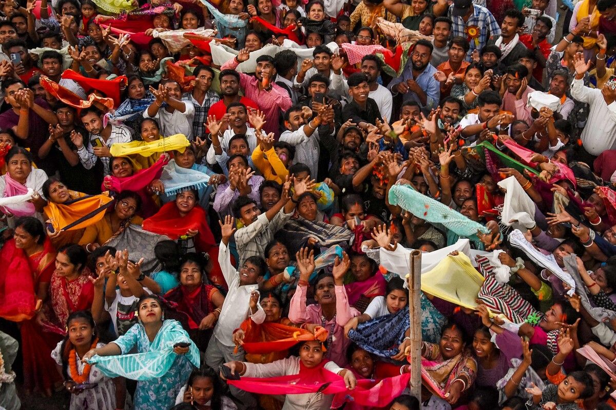 Hinduistische Gläubige versammeln sich vor einem Shiva-Tempel in Ranchi, um am letzten Tag des zehntägigen „Manda Puja“-Festes Blüten zu sammeln. AFP (4), dpa