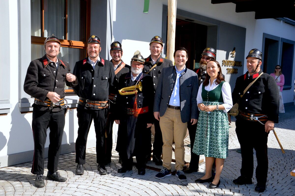 Hoteldirektor Lukas Baschnagel, Direktionsassistentin Anna Baschnagel und die Nostalgiegruppe der Ortsfeuerwehr Schruns, die den Maibaum aufgestellt hat.