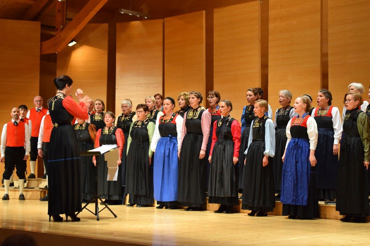 Im ersten Konzertteil sang die Wälder Chorgemeinschaft in schmucker Wäldertracht.⇒ME