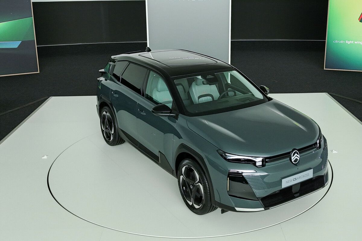 Im Herbst 2025 bringt Citroen eine Neuauflage des C5 Aircross auf den Markt. Optisch verabschiedet sich das SUV von den runden Formen des Vorgängers, ganz im aktuellen Stil der Franzosen. Bei den Antrieben setzt Citroën seine Multi-Energie-Strategie fort, was nichts anderes heißt als: Jeder soll den passenden Antrieb finden. Elektrifiziert sind alle Motoren, selbst das Basisaggregat. Erhältlich sind zudem eine Plug-in-Hybridversion und reine Elektriker. Citroën bietet zwei Akkus mit 73 oder 97 kWh für 520 bis 680 Kilometer Reichweite an.