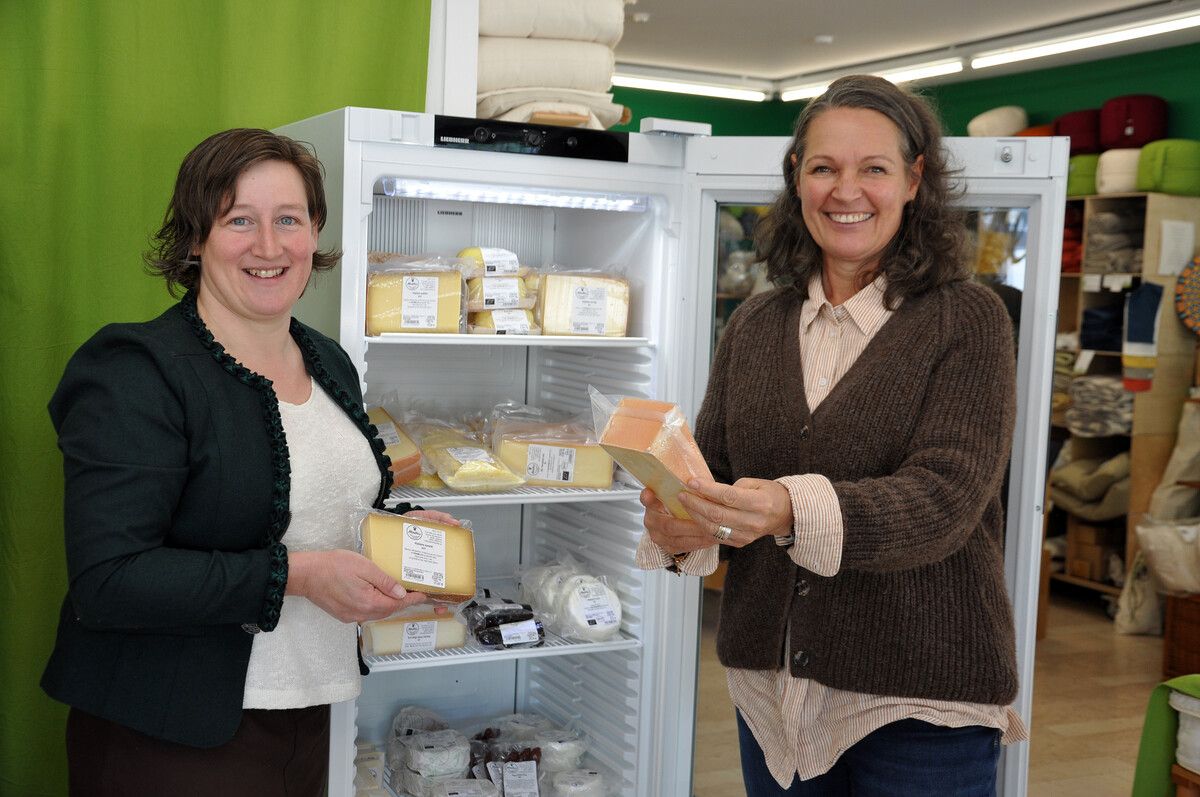 In Doris Hausers (r.) GEA-Shop gibt es ab sofort die Produkte der Hofsennerei Mathis aus Laterns.⇒LCF