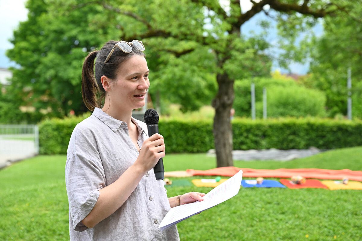 Johanna Sperger freut sich gemeinsam mit den Eltern, das Familienfest zu feiern.
