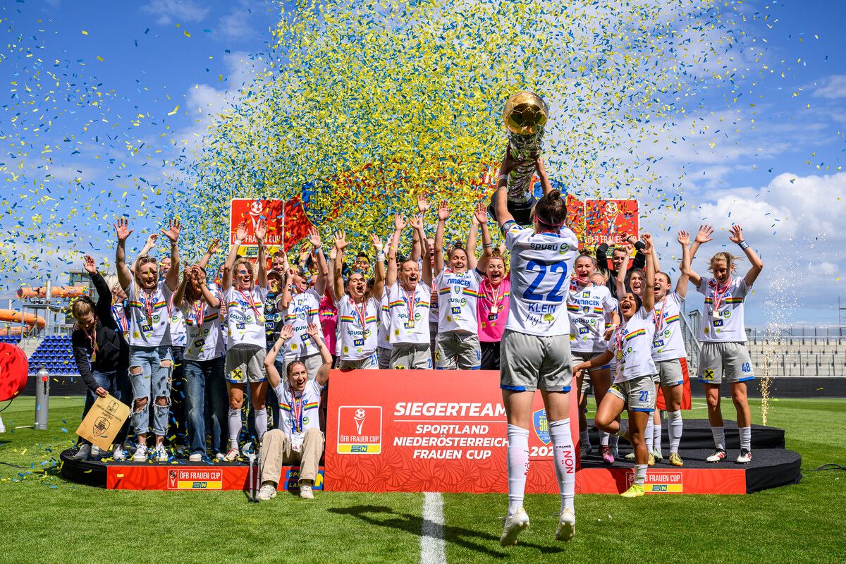 Jubel bei den Frauen des SKN St. Pölten: Nach dem Meistertitel holte man auch den Cup. ⇒apa