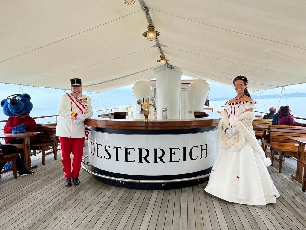 Kaiserin Sissi – Sandy Pfeiffer – empfängt die Passagiere auf der MS Oesterreich. ⇒HUB