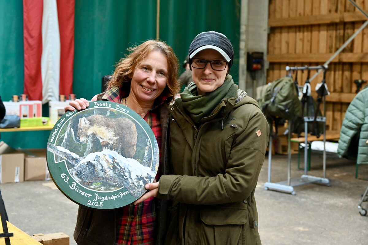 Katharina Presslauer führte die Siegerliste bei den Damen an und erhielt die Ehrenscheibe von Steffi Holder.