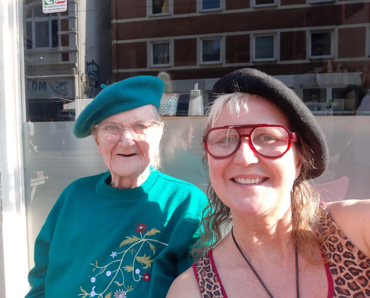 Katja Krebs mit ihrer an Demenz erkrankten Mutter Heike.