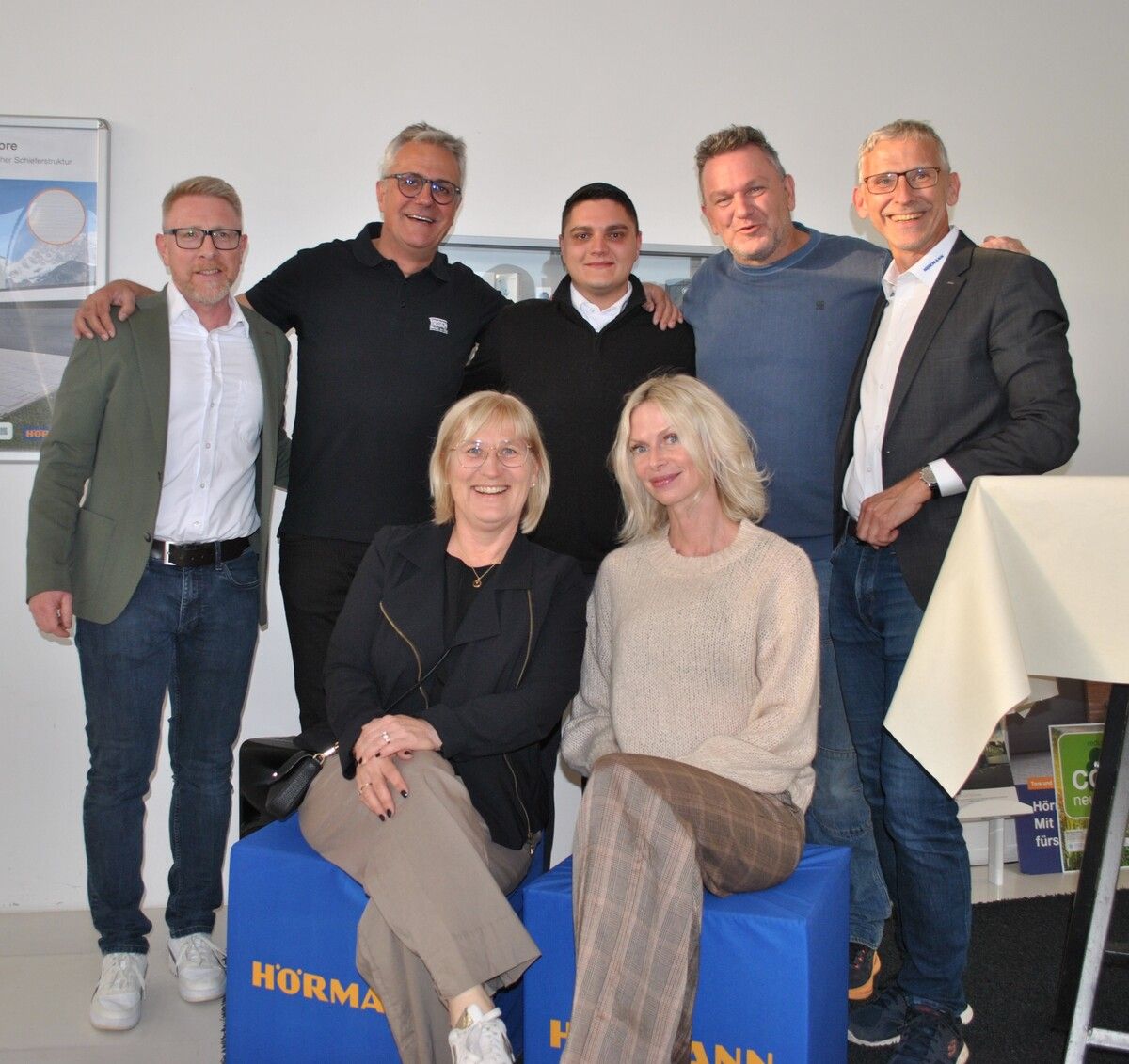 Kein Pfusch Rusch Metall am Bau lud seine Stammkunden zusammen mit der Firma Hörmann in den Showroom nach Dornbirn, um Neuigkeiten aus der Welt der Tore und Türen zu zeigen. Mit dabei waren auch Günther Nussbaum und seine Frau Sandra Rohr. Sie erklärten, wie es zur Fernsehsendung „Pfusch am Bau“ bzw. „Die Nussbaums“ kam. ⇒Rusch