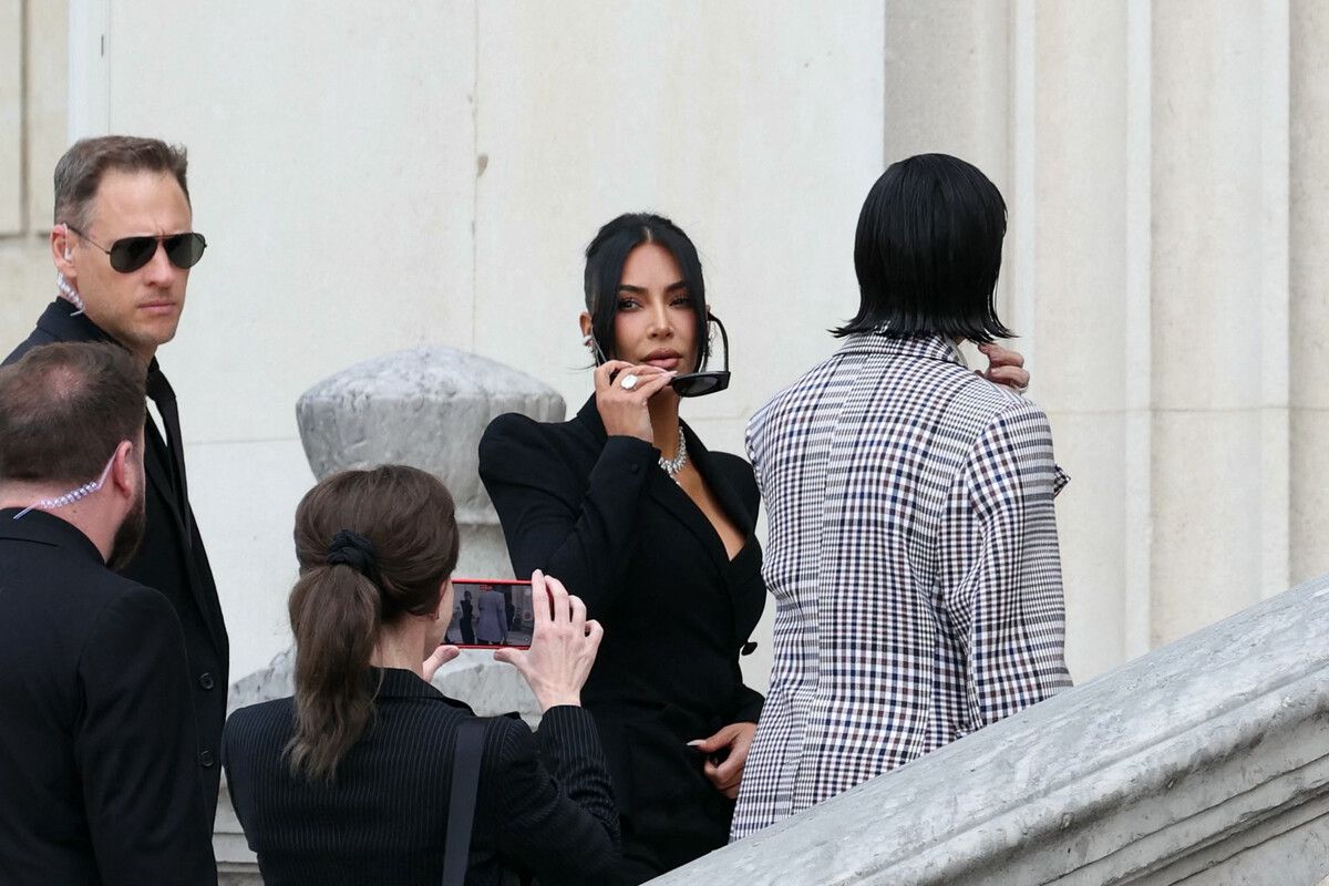 Kim Kardashian gestern mit ihren Begleitern vor dem Pariser Landgericht.⇒afp