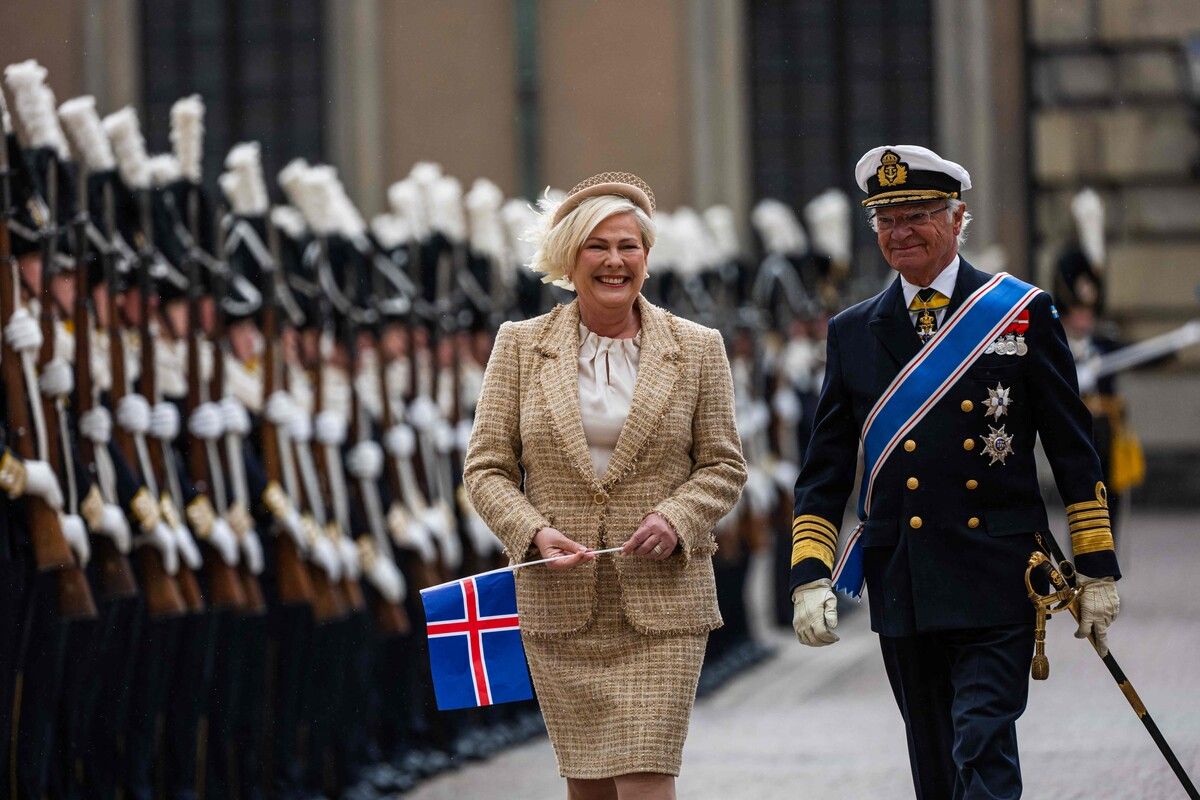 König Carl XVI. Gustaf von Schweden (r.) zeigt der auf Staatsbesuch weilenden isländischen Präsidentin Halla Tómasdóttir die Grenadiergarde der Leibgarde in Stockholm.